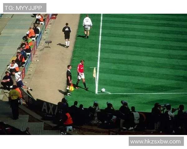 足球袜泰勒的传奇之路与足球文化的深度融合探讨 足球袜泰勒的传奇之路与足球文化的深度融合探讨